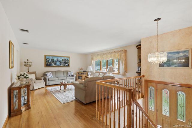 32 Van Zandt Drive, Pearl River, NY 10965