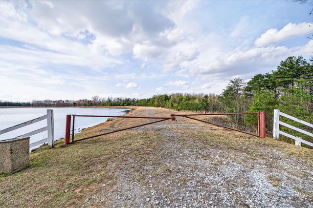 1703 Perimeter Dr, Jamestown, TN 38556