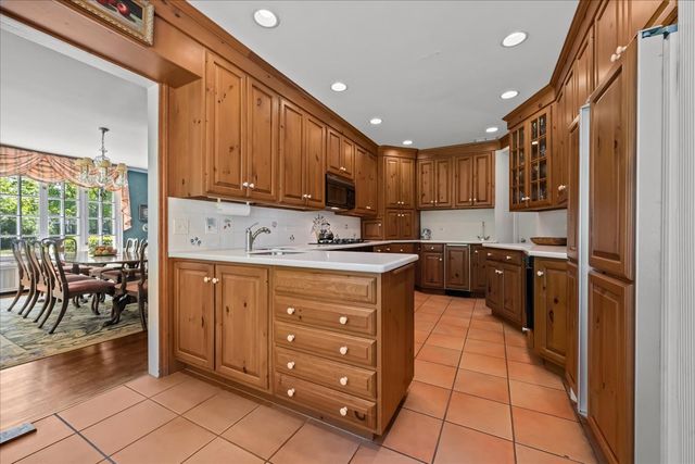 220 Shadowood Lane, Northfield, IL 60093