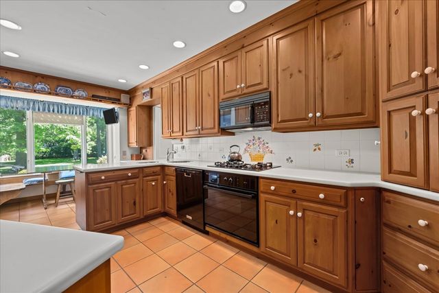 220 Shadowood Lane, Northfield, IL 60093