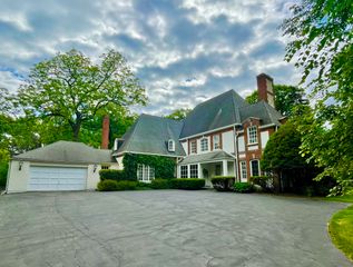 220 Shadowood Lane, Northfield, IL 60093