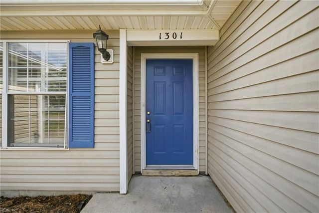 1301 Pinecroft LN, Chesapeake, VA 23323
