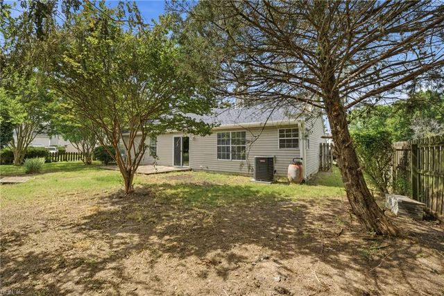 1301 Pinecroft LN, Chesapeake, VA 23323