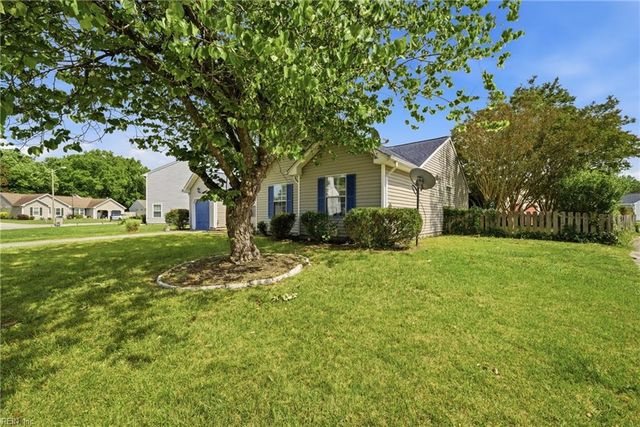 1301 Pinecroft LN, Chesapeake, VA 23323