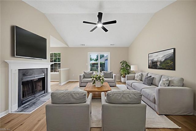 1301 Pinecroft LN, Chesapeake, VA 23323