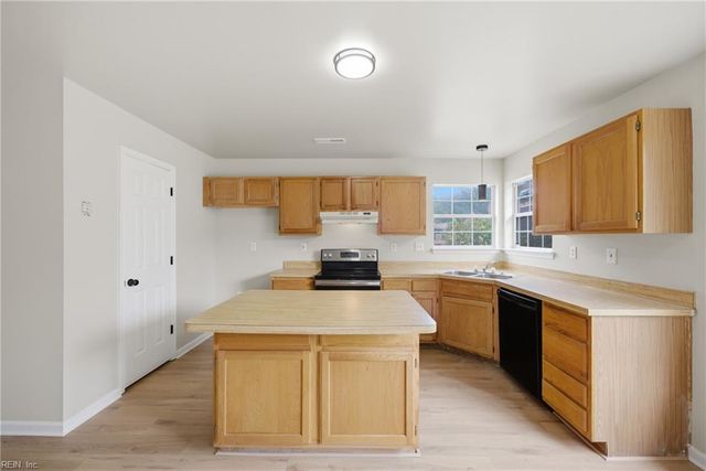 1301 Pinecroft LN, Chesapeake, VA 23323