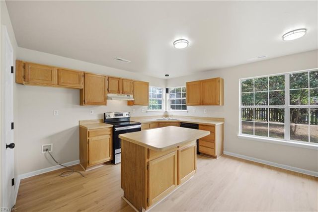1301 Pinecroft LN, Chesapeake, VA 23323