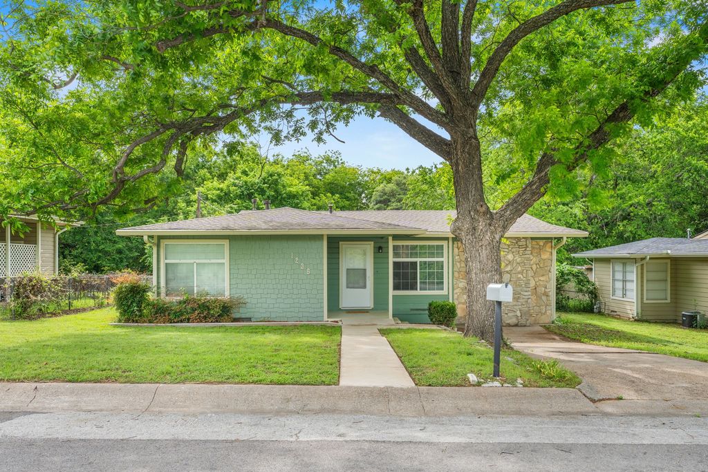 1236 S Brazos Street, Weatherford, TX 76086