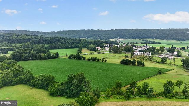 1505 W KINGS HWY, Gap, PA 17527