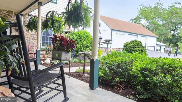 1505 W KINGS HWY, Gap, PA 17527