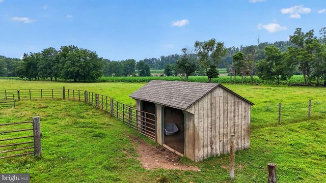 1505 W KINGS HWY, Gap, PA 17527