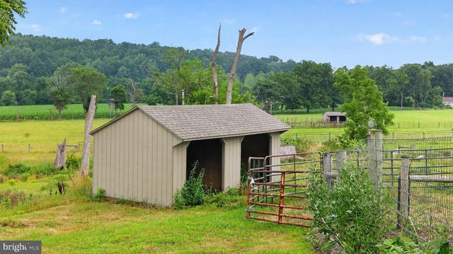 1505 W KINGS HWY, Gap, PA 17527