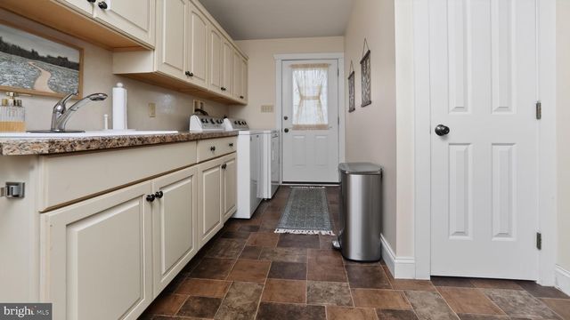 1505 W KINGS HWY, Gap, PA 17527