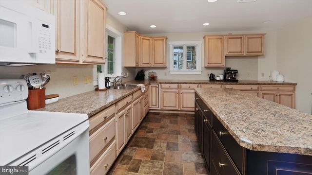 1505 W KINGS HWY, Gap, PA 17527