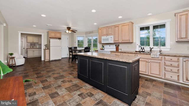 1505 W KINGS HWY, Gap, PA 17527