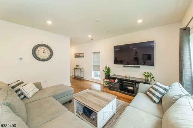 69 Veterans Way, Morris Plains Boro, NJ 07950