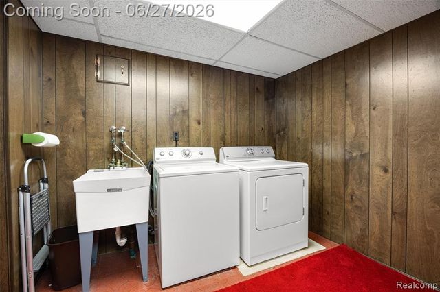 3082 Lindenwood Drive, Dearborn, MI 48120