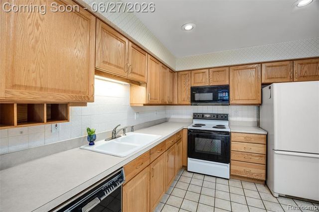 3082 Lindenwood Drive, Dearborn, MI 48120
