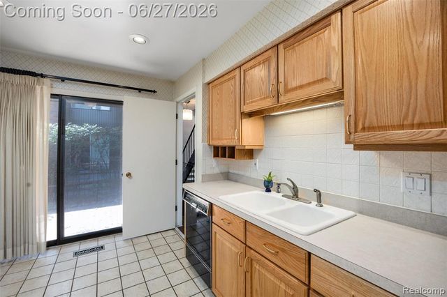 3082 Lindenwood Drive, Dearborn, MI 48120