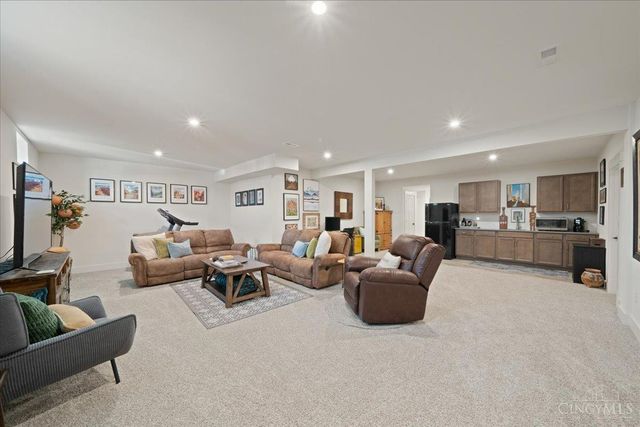 8858 Old Farm Drive, West Chester, OH 45069