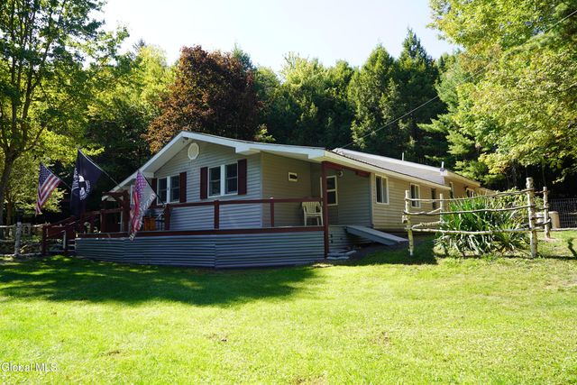 26 Rays Road, Warrensburg, NY 12885