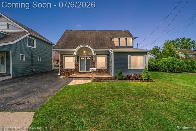 22482 Beach Street, Saint Clair Shores, MI 48081