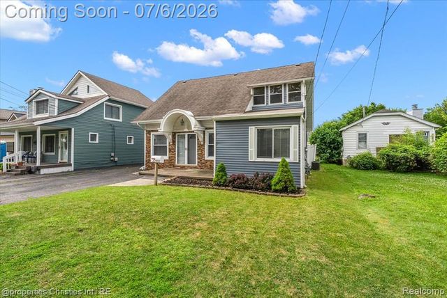 22482 Beach Street, Saint Clair Shores, MI 48081