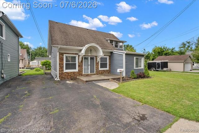 22482 Beach Street, Saint Clair Shores, MI 48081