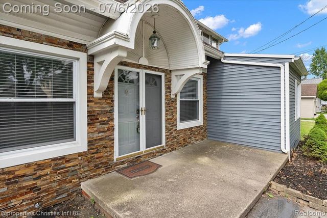 22482 Beach Street, Saint Clair Shores, MI 48081