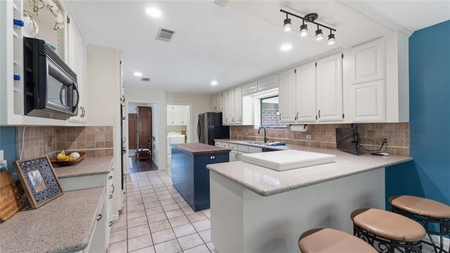 1415 River Oaks Drive, Huntsville, TX 77340