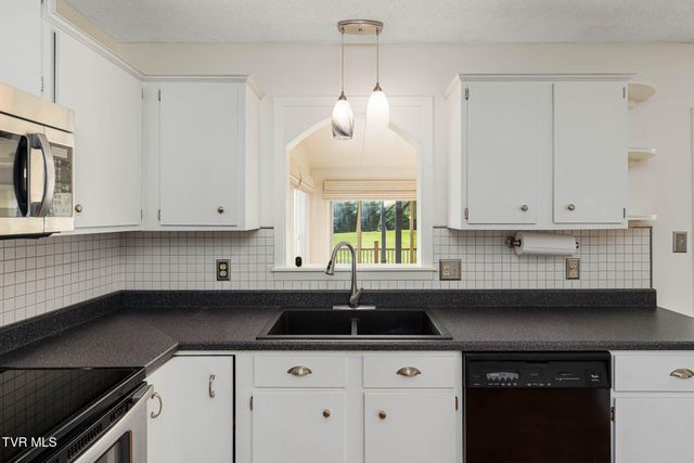 231 Pine Laurel Circle, Bluff City, TN 37618