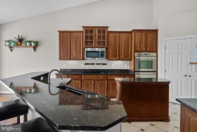 35987 BIRCH HOLLOW LN, Hillsboro, VA 20132