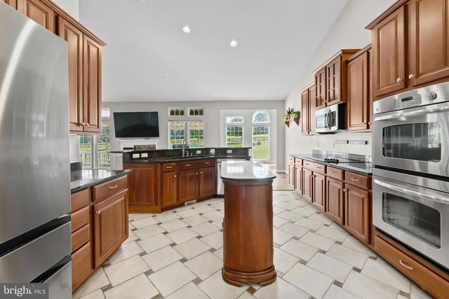 35987 BIRCH HOLLOW LN, Hillsboro, VA 20132