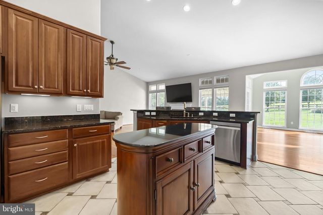 35987 BIRCH HOLLOW LN, Hillsboro, VA 20132