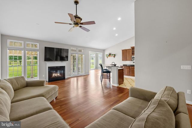 35987 BIRCH HOLLOW LN, Hillsboro, VA 20132