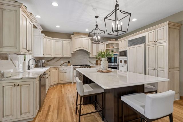 9001 Springwood Drive, Woodbury, MN 55125