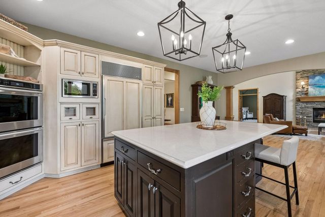 9001 Springwood Drive, Woodbury, MN 55125