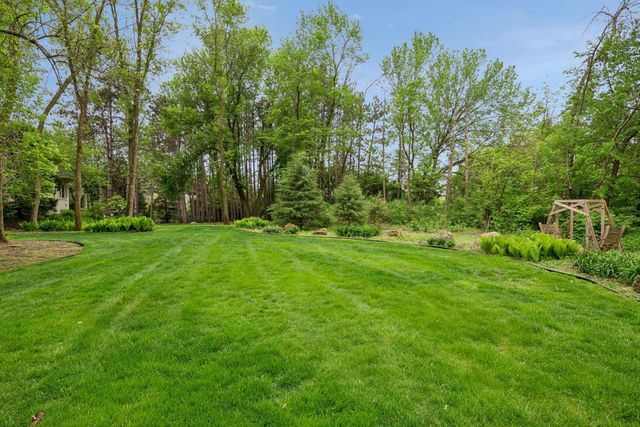 9001 Springwood Drive, Woodbury, MN 55125