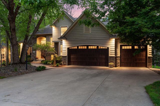 9001 Springwood Drive, Woodbury, MN 55125