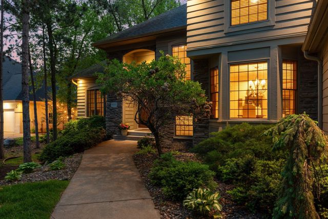 9001 Springwood Drive, Woodbury, MN 55125