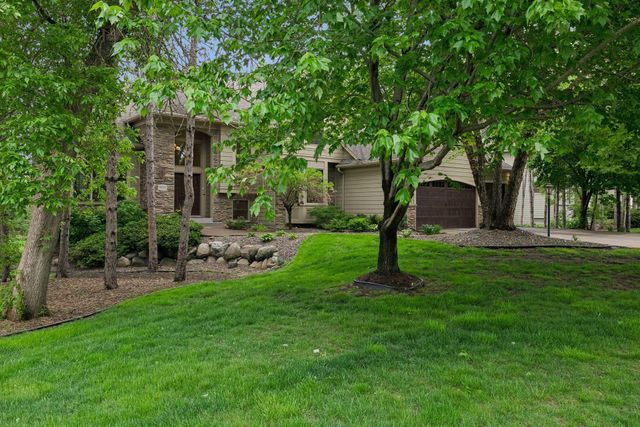 9001 Springwood Drive, Woodbury, MN 55125