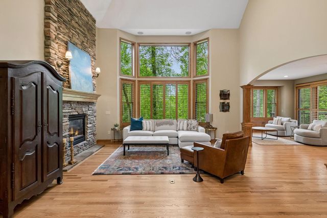 9001 Springwood Drive, Woodbury, MN 55125