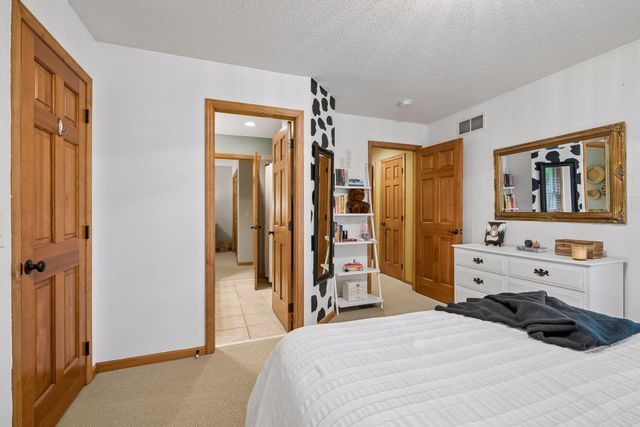 9001 Springwood Drive, Woodbury, MN 55125