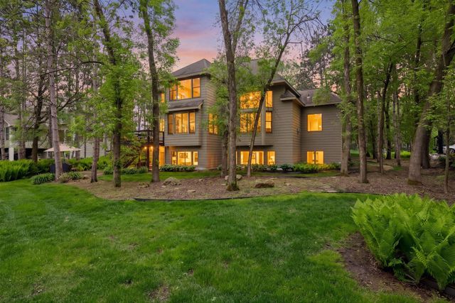 9001 Springwood Drive, Woodbury, MN 55125