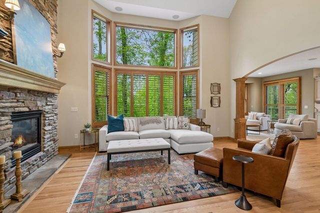 9001 Springwood Drive, Woodbury, MN 55125