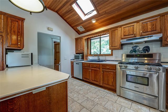 81 Manor Lane, Jamesport, NY 11947