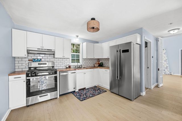 27 Abington Ave, Plymouth, MA 02360