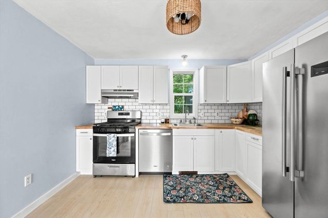 27 Abington Ave, Plymouth, MA 02360