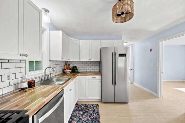 27 Abington Ave, Plymouth, MA 02360