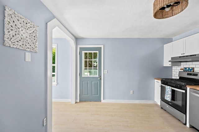 27 Abington Ave, Plymouth, MA 02360